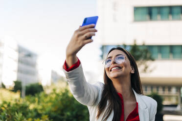 Portrait of young woman taking selfie - DCRF00510