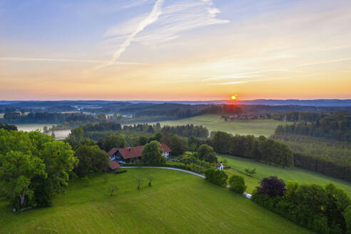 Deutschland, Bayern, Oberbayern, Tolzer Land, bei Eurasburg, Weiler, Felder bei Sonnenaufgang, Luftaufnahme - SIEF09946