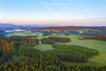 Deutschland, Bayern, Oberbayern, Tolzer Land, bei Eurasburg, Wald und Beuerberg im Morgenlicht, Luftaufnahme - SIEF09948