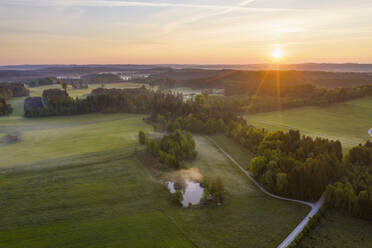 Deutschland, Bayern, Oberbayern, Tolzer Land, bei Eurasburg, Feld mit Teich bei Sonnenaufgang, Luftaufnahme - SIEF09949