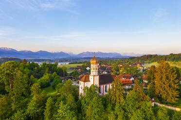 Deutschland, Bayern, Oberbayern, Tolzer Land, bei Eurasburg, Beuerberg, St. Marien Kirche und Bäume, Luftbild - SIEF09950