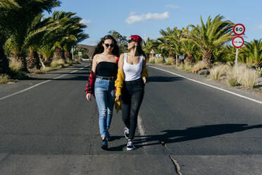 Hübsche Frauen gehen auf sonniger Straße - ADSF03610