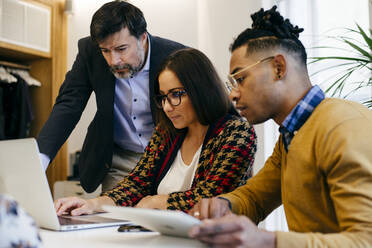 People working at laptop in office - ADSF03632