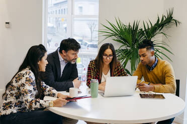 Büroteam schaut auf Laptop - ADSF03634