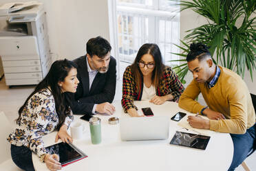 Büroteam schaut auf Laptop - ADSF03636