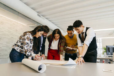 Büroteam bei der Arbeit mit Entwürfen - ADSF03641