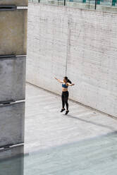 Junge Frau beim Training auf dem Platz - JMPF00240