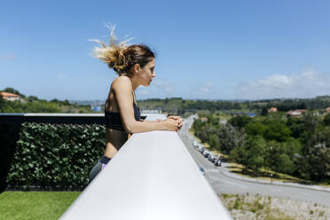 Frau genießt die Aussicht von der Terrasse - MGOF04351
