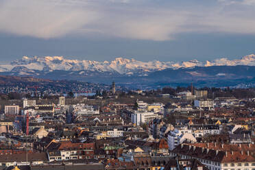 Schweiz, Zürich, Stadtbild mit schneebedeckten Bergen im Hintergrund, Luftaufnahme - TAMF02621