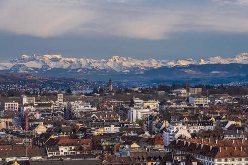 Schweiz, Zürich, Stadtbild mit schneebedeckten Bergen im Hintergrund, Luftaufnahme - TAMF02621