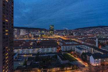 Schweiz, Zürich, Stadtbild bei Nacht beleuchtet - TAMF02622