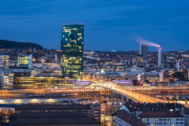 Schweiz, Zürich, Stadtbild mit Prime Tower und Hard Bridge bei Nacht beleuchtet - TAMF02624