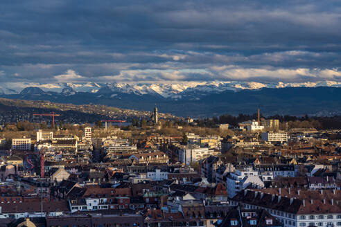 Schweiz, Zürich, Stadtbild mit schneebedeckten Bergen im Hintergrund, Luftaufnahme - TAMF02625