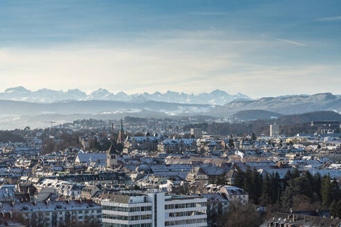 Schweiz, Zürich, Stadt mit schneebedeckten Bergen im Hintergrund, Luftaufnahme - TAMF02632