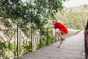 Ballerina läuft und tanzt über die Sankt-Paul-Brücke in Cuenca, Spanien - MRRF00129