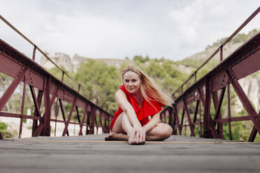 Ballerina läuft und tanzt über die Sankt-Paul-Brücke in Cuenca, Spanien - MRRF00133