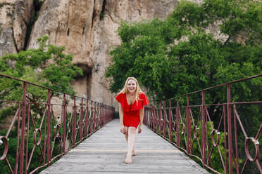 Glückliche Frau auf der Sankt-Paul-Brücke in Cuenca, Spanien - MRRF00138