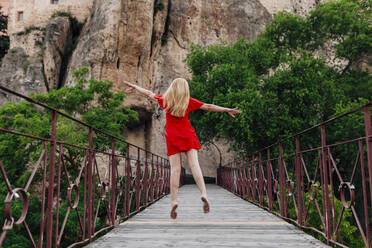 Ballerina läuft und tanzt über die Sankt-Paul-Brücke in Cuenca, Spanien - MRRF00139