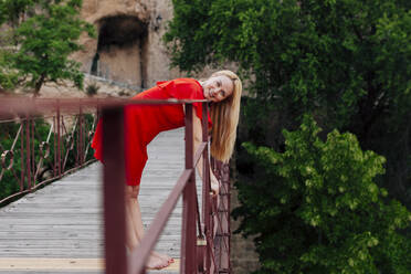 Ballerina läuft und tanzt über die Sankt-Paul-Brücke in Cuenca, Spanien - MRRF00141