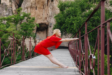 Ballerina läuft und tanzt über die Sankt-Paul-Brücke in Cuenca, Spanien - MRRF00143