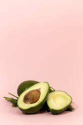 Frische Avocados auf rosa Hintergrund, isoliert - ADSF03944