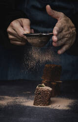 Schokoladen-Brownie mit Minze auf dunklem Hintergrund - ADSF03947