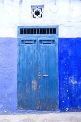 Typische arabische Architektur in Asilah: Straßen, Türen, Fenster, Geschäfte.Marokko - ADSF03981