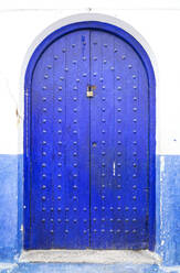 Typische arabische Architektur in Asilah: Straßen, Türen, Fenster, Geschäfte.Marokko - ADSF03984