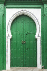 Typische arabische Architektur in Asilah: Straßen, Türen, Fenster, Geschäfte.Marokko - ADSF03991