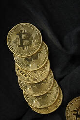 Goldene Bitcoin auf bunten Hintergründen. flach legen - ADSF03998