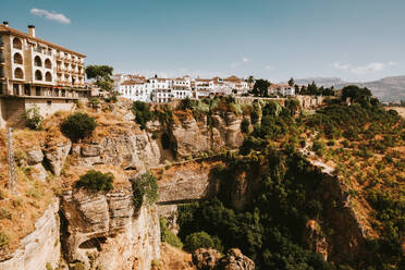 Majestätischer Blick auf eine wunderschöne Stadt am Rande einer rauen Klippe in Spanien - ADSF04024