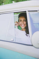 Schöne junge Frau lächelnd und Blick auf die Kamera, während in schönen Auto in der Natur sitzen - ADSF04100