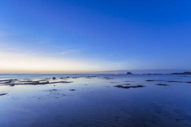 UK, Schottland, North Berwick, Ufer des Firth of Forth in der blauen Abenddämmerung - SMAF01924