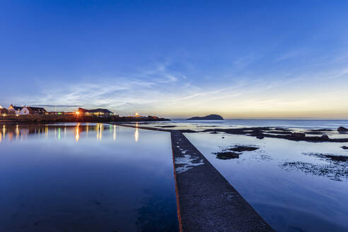 UK, Schottland, North Berwick, Ufer des Firth of Forth in der blauen Abenddämmerung - SMAF01926