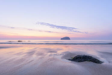 UK, Schottland, North Berwick, Seacliff Beach in der Abenddämmerung - SMAF01927