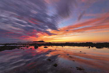 UK, Schottland, Yellowcraigs Beach bei stimmungsvollem Sonnenuntergang - SMAF01930