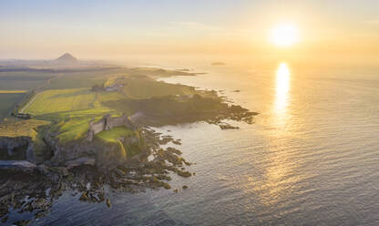 UK, Schottland, North Berwick, Luftaufnahme des Ufers des Firth of Forth und der Ruinen von Tantallon Castle bei Sonnenuntergang - SMAF01932