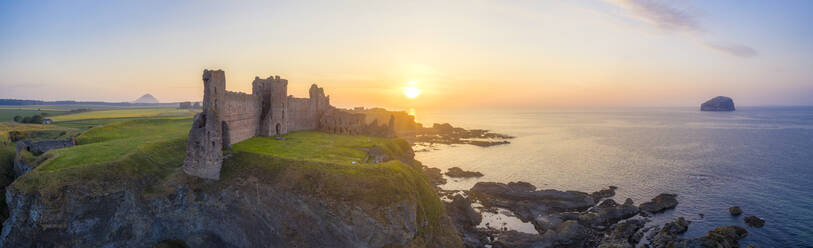 UK, Schottland, North Berwick, Luftaufnahme des Ufers des Firth of Forth und der Ruinen von Tantallon Castle bei Sonnenuntergang - SMAF01934