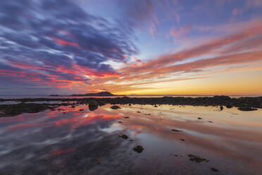 Blick auf den Yellowcraigs Beach gegen den Himmel bei Sonnenuntergang, East Lothian, Schottland - SMAF01939