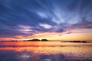 Idyllischer Blick auf Yellowcraigs Beach gegen den Himmel bei Sonnenuntergang, East Lothian, Schottland - SMAF01940