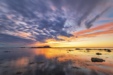 Ruhiger Blick auf Yellowcraigs Beach gegen bewölkten Himmel, East Lothian, Schottland bei Sonnenuntergang - SMAF01941