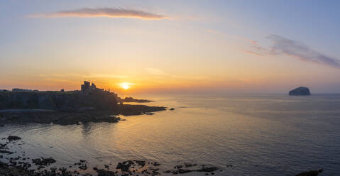 Silhouette Tantallon Castle am Meer gegen den Himmel bei Sonnenuntergang, East Lothian, Schottland - SMAF01942