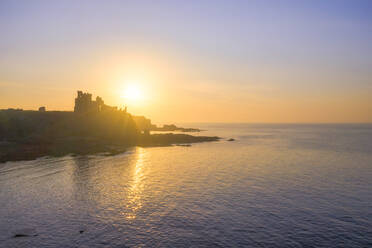 Silhouette von Tantallon Castle am Meer gegen den klaren Himmel bei Sonnenuntergang, East Lothian, Schottland - SMAF01943