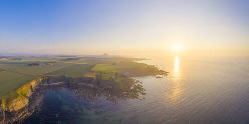 Luftaufnahme von Tantallon Castle am Meer gegen klaren Himmel bei Sonnenuntergang, East Lothian, Schottland - SMAF01944