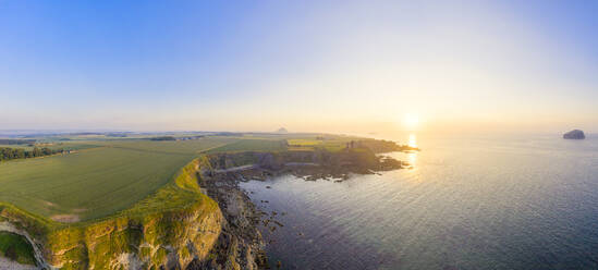 Drohnenaufnahme von Tantallon Castle am Meer gegen den klaren Himmel bei Sonnenuntergang, East Lothian, Schottland - SMAF01946