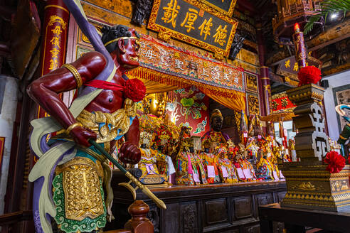 Taiwan, Tainan, Altar und Statue im Großen Mazu-Tempel - RUNF03904