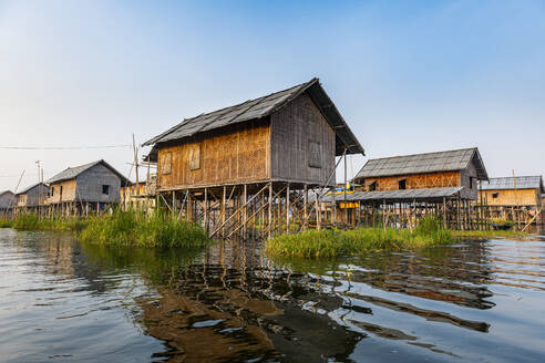 Myanmar, Shan-Staat, Nampan, Stelzenhäuser am Inle-See - RUNF03909