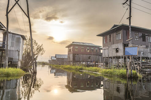 Myanmar, Shan-Staat, Nampan, Stelzenhäuser am Inle-See - RUNF03910