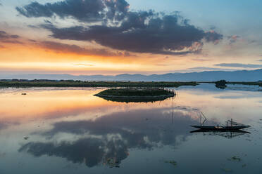 Myanmar, Shan-Staat, Nampan, Traditionelles Ruderboot auf dem Inle-See bei Sonnenuntergang - RUNF03911