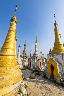 Myanmar, Shan-Staat, Inn Thein, Goldene Stupas in der Shwe Inn Dein-Pagode - RUNF03913